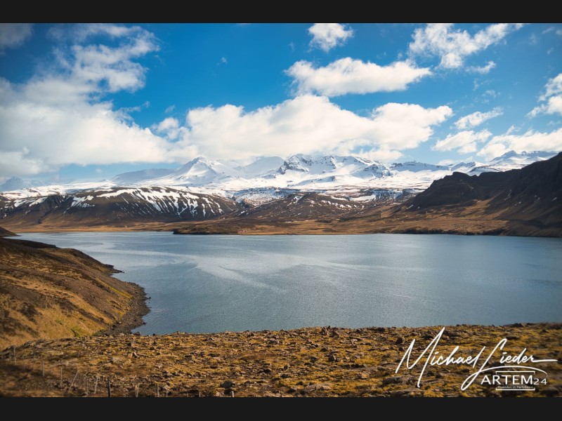 Iceland Binnensee mit Gebirge